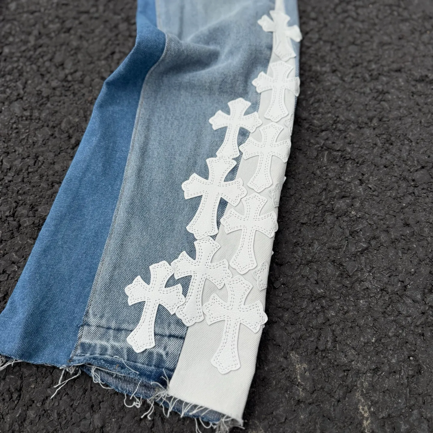 #8146 P290💰 Independent GALLERY DEPT. Vintage multi-leather spliced cross loose washed flared jeans - truly restore the ultimate texture of Vintage - original hardware accessories washed and other elevators, QR code analysis are all purchased from the original factory, high degree of restoration, you are welcome to compare with a certain product~ - Three-dimensional version Loose and comfortable, not picky about the body shape, taller and slimmer, factory Seiko, original factory quality control, same style for men and women, can be matched with couples, versatile recommendation, must-have jeans for all seasons -Size: 28 30 32 34 36